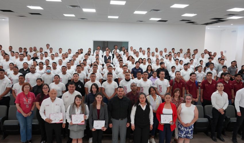 Entrega de constancias a estudiantes y docentes de la Universidad de Seguridad y Justicia de Tamaulipas.