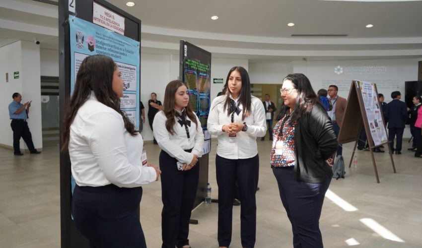 Exposición de carteles reúne voces académicas en el Noveno Congreso Internacional en Investigación Educativa