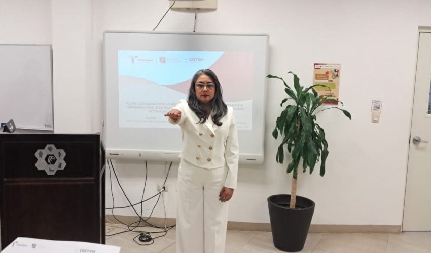 Karina Yazmín Gómez Martínez aprueba examen de grado en Políticas Educativas